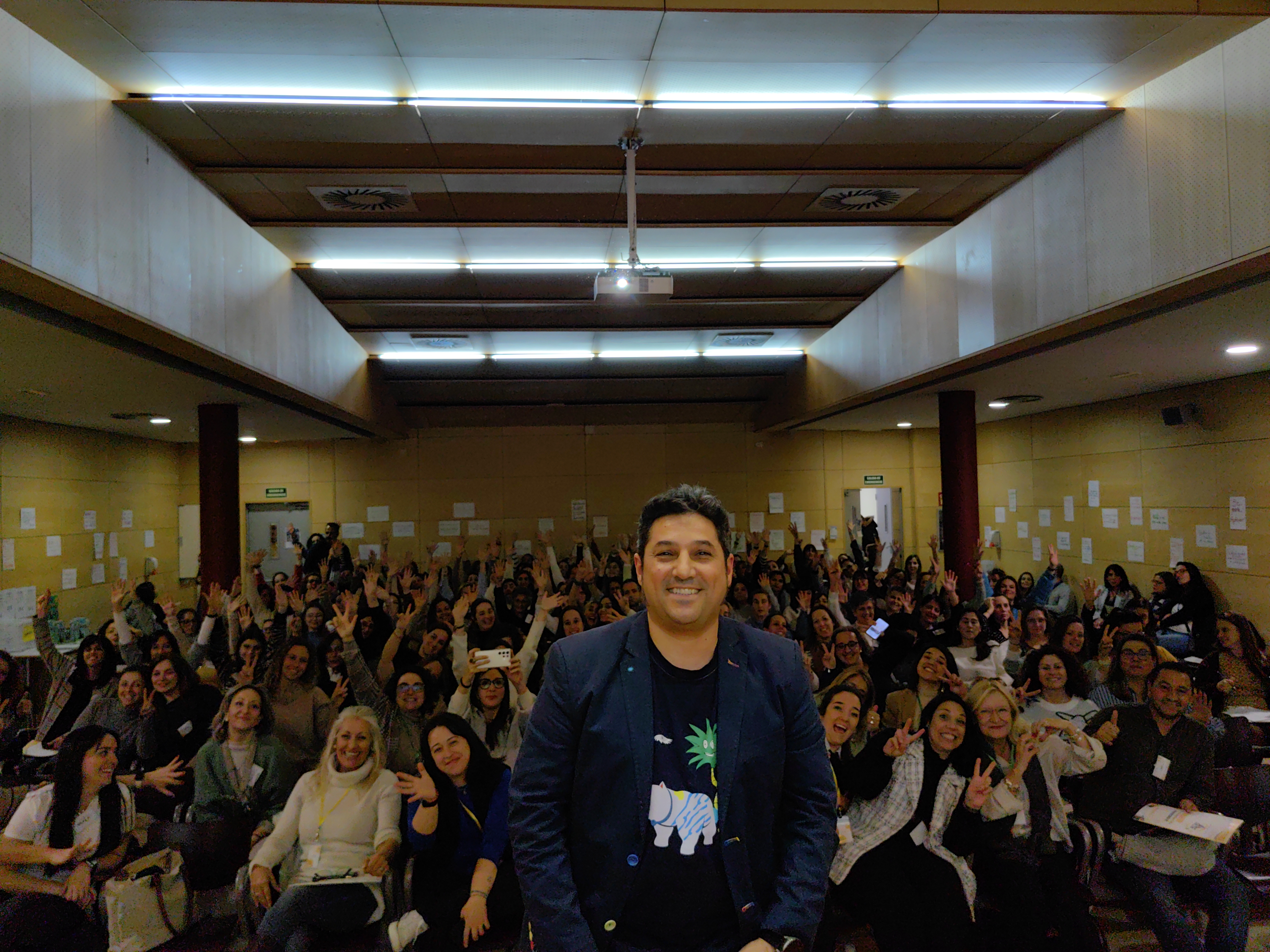 Miguel Barco ante una audiencia durante una sesión presencial